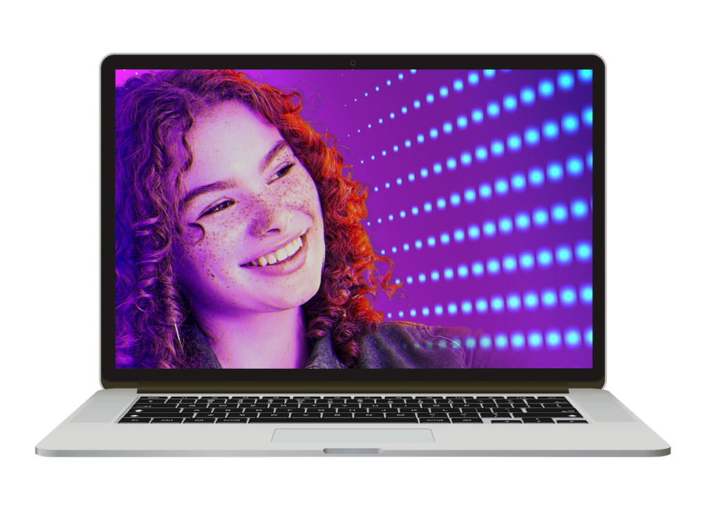 een mockup van een laptop, in de laptop is het gezicht van een meisje te zien
