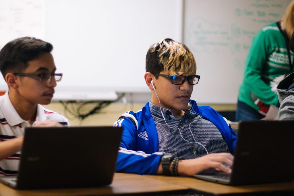 Studiemeter2 jongens zitten achter hun laptop in de klas