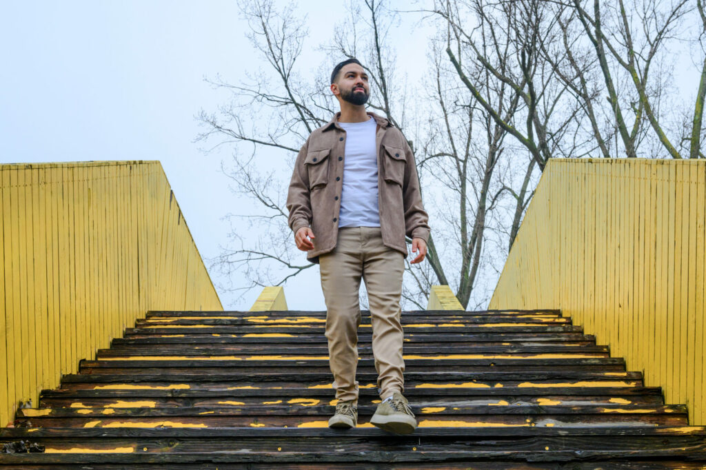 Youssef Amakran loopt op een trap