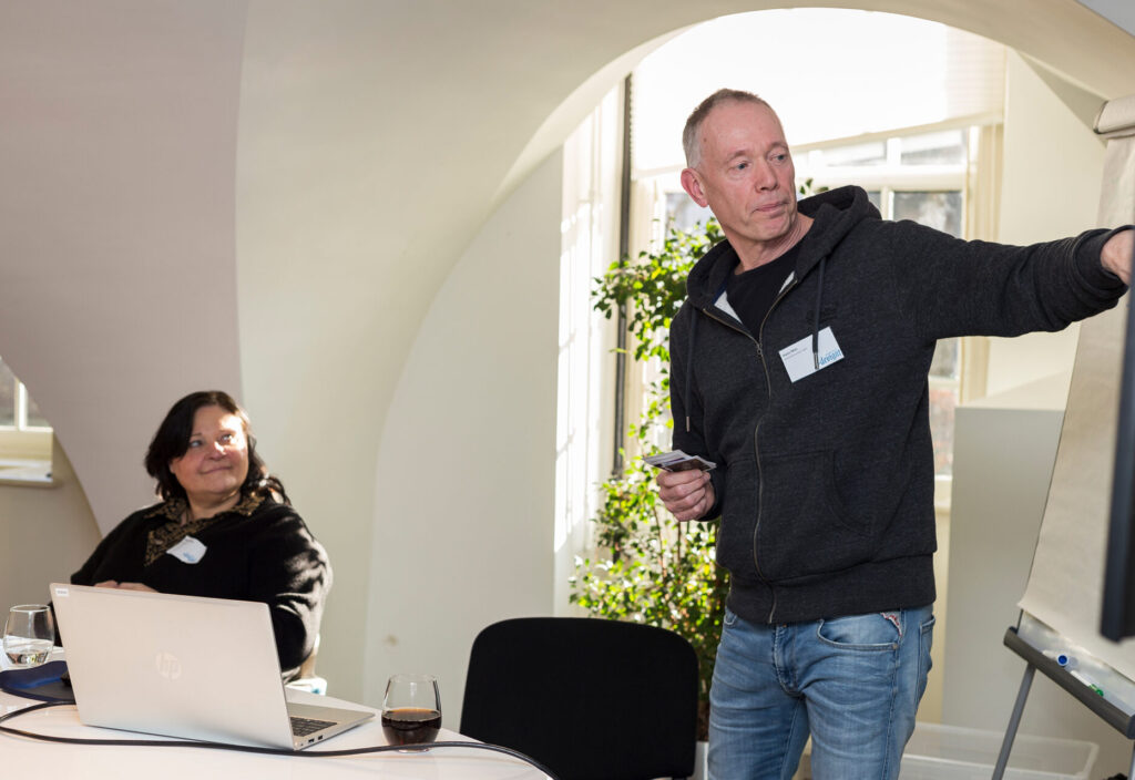 Methodespecialist Hans geeft een presentatie