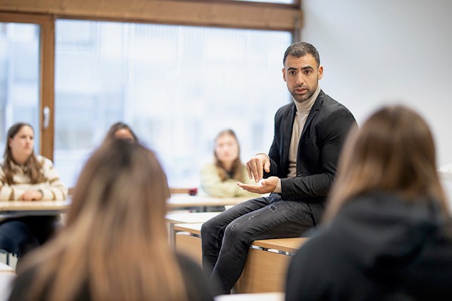 Amin Asad geeft les aan studenten