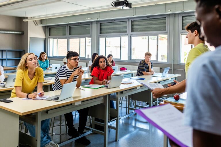 Twee studenten geven een presentatie aan de klas