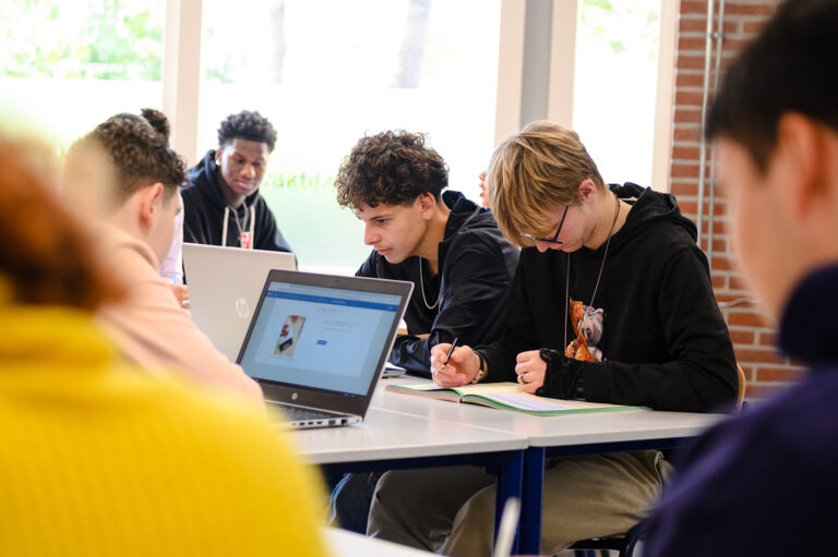 Leerlingen aan het werk op de laptop