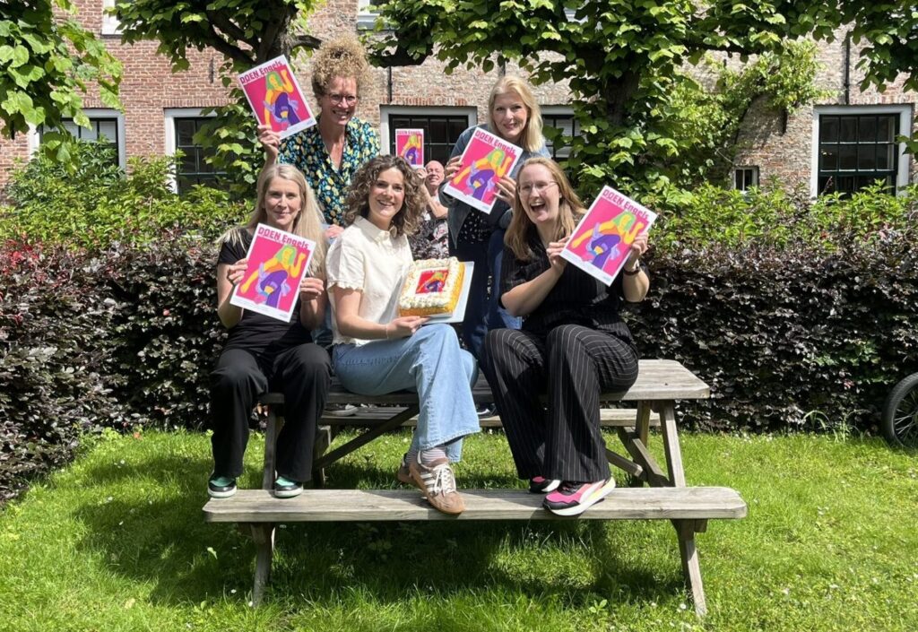 De redactie Engels staat op de foto met het nieuwe boek DOEN Engels.