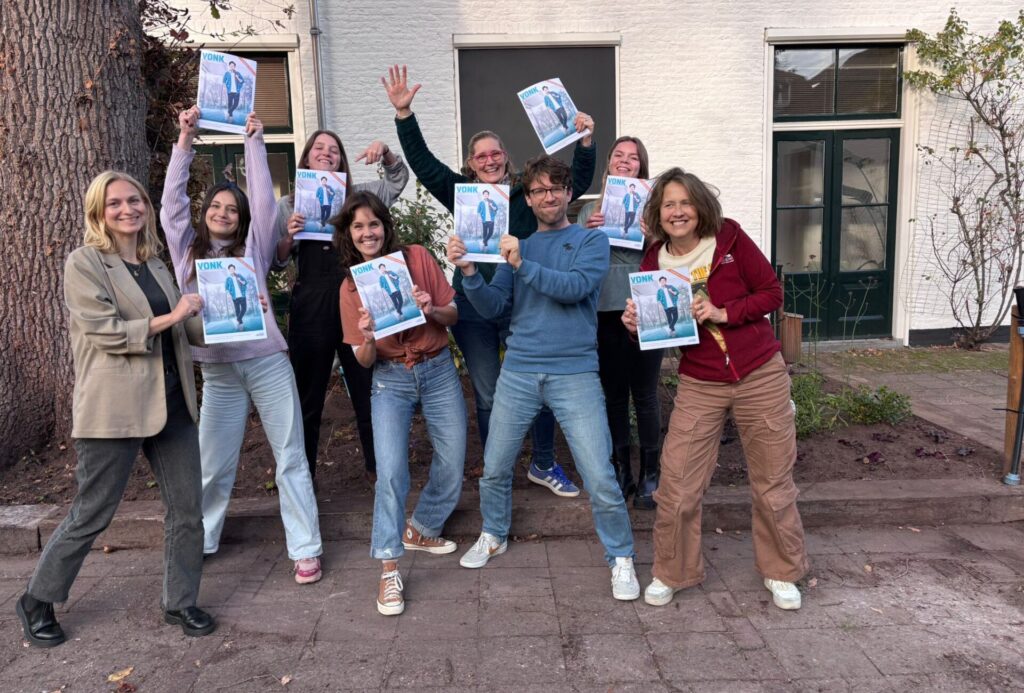 Redactie burgerschap met het proefkatern in de handen.